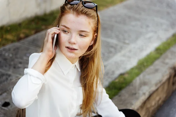 Menina bonita falando no telefone — Fotografia de Stock