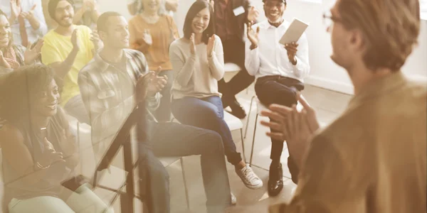 Diversidad de las personas en reunión — Foto de Stock