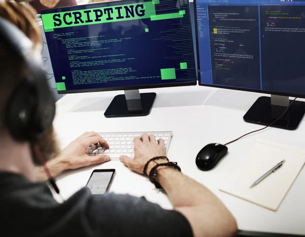 Geschäftsmann arbeitet am Computer mit Skripten — Stockfoto