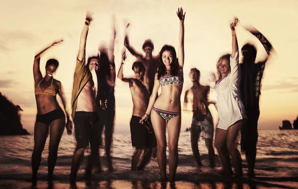 Группа друзей на Summer Beach Party — стоковое фото