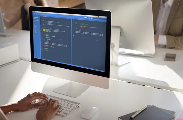Ordenador con codificación en el monitor — Foto de Stock