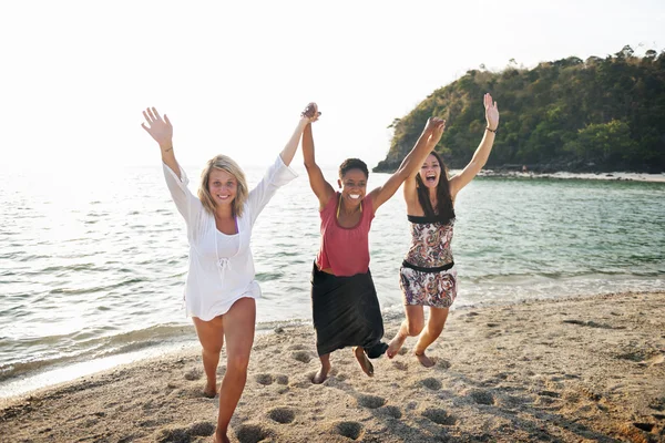 Mujeres divirtiéndose en la playa — Foto de Stock