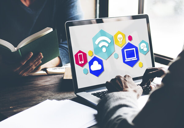 Человек работает с компьютером
