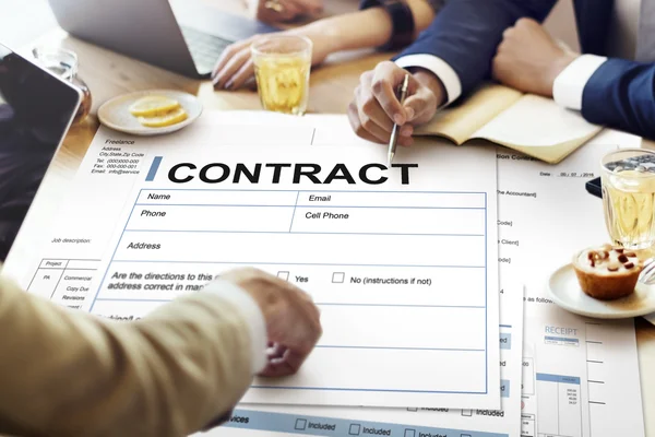 People discussing about Contract — Stock Photo, Image