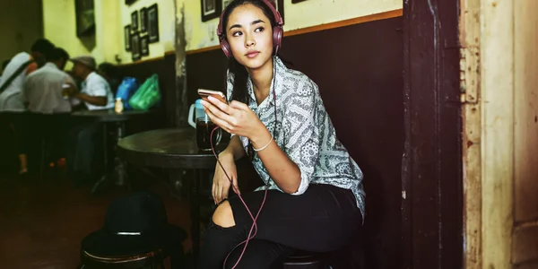 Mulher ouvindo música no café — Fotografia de Stock