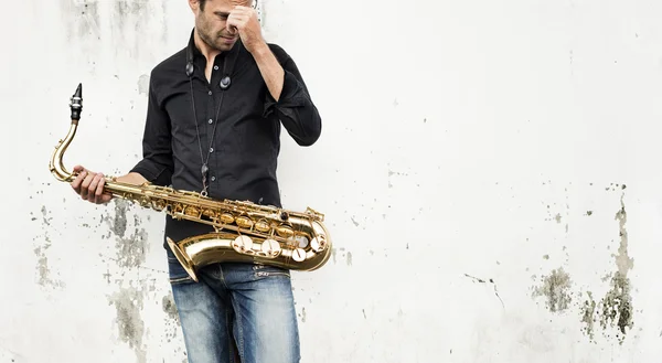 Knappe Jazzman met saxofoon — Stockfoto