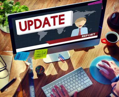 Bilgisayar ve güncelleştirme kavramı kullanan adam