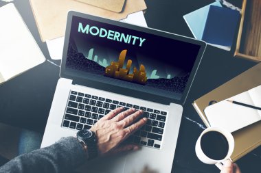 dizüstü bilgisayar kullanan adam