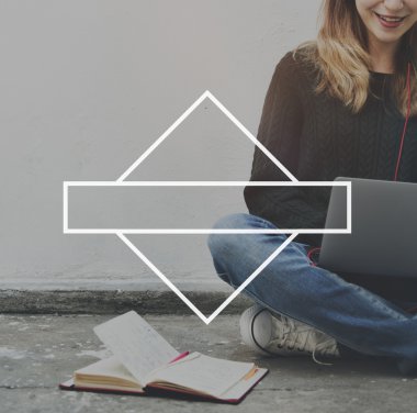 Not Defteri ile gülümseyen öğrenci kız