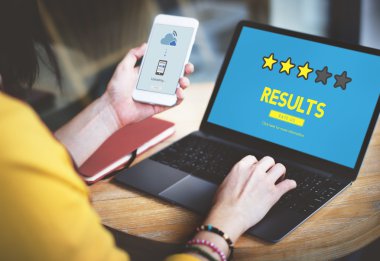 Dijital cihazlar kullanan kadın