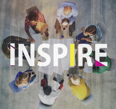 Bir grup insan birlikte çalışma 