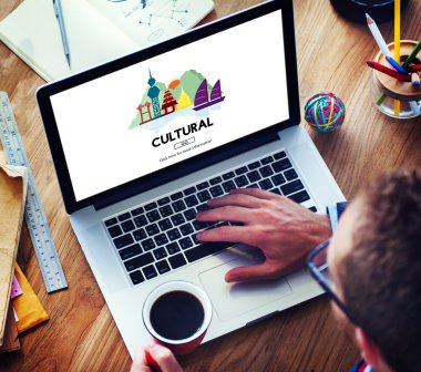 dizüstü bilgisayar kullanan adam