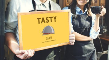 Restoran yakınında kurulu ile garsonlar