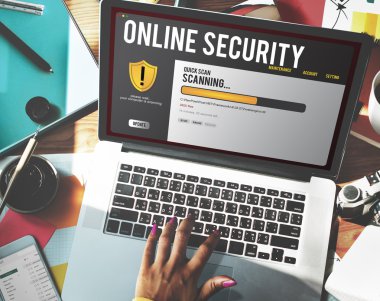 bilgisayar ile çalışan kadın