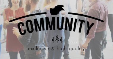 Partide konuşan insanlar