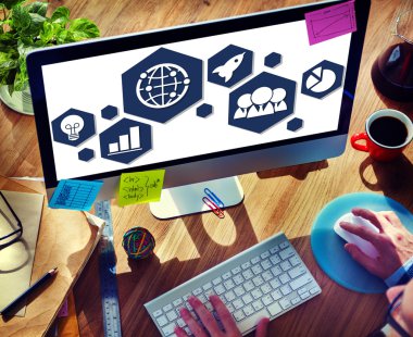 Bilgisayar kullanan adam