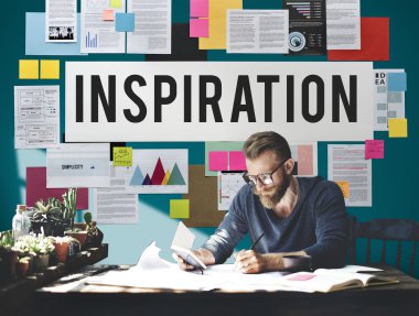 Yakışıklı adam belgeleriyle çalışma