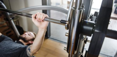 Sporcu spor egzersizleri yapıyor