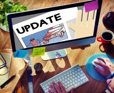 Bilgisayar ve güncelleştirme kavramı kullanan adam