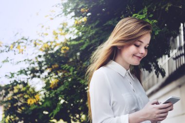 Akıllı telefon kullanan kadın
