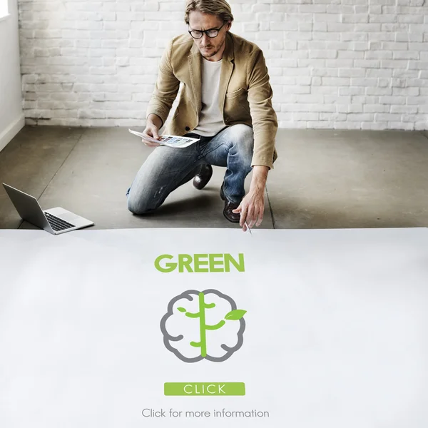 Homem de negócios que trabalha com verde — Fotografia de Stock