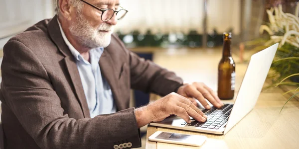 Hombre de negocios guapo en la cafetería — Foto de Stock