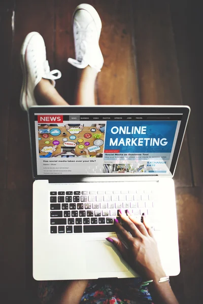 Woman using laptop — Stock Photo, Image