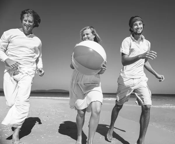 Personer pontisk fest på stranden — Stockfoto