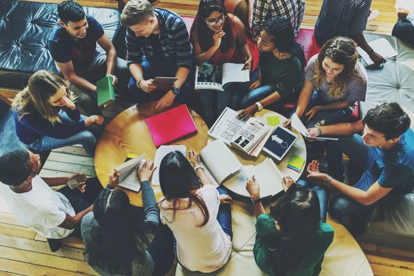 Diversiteit studenten samen studeren in de bibliotheek — Stockfoto