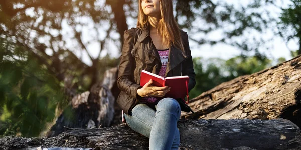 Frau schreibt Reisenotizen — Stockfoto