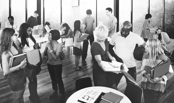 Högskolestudenter som talar i Classrom — Stockfoto