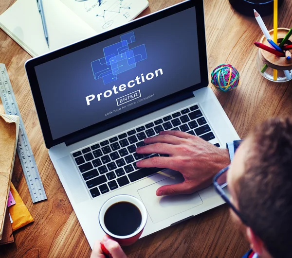 Homem usando laptop e conceito de proteção — Fotografia de Stock