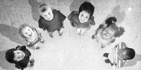 Τα παιδιά στέκονται και κοιτώντας ψηλά — Φωτογραφία Αρχείου