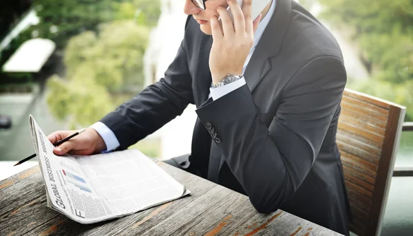 Hombre de negocios trabajando hablando por teléfono —  Fotos de Stock