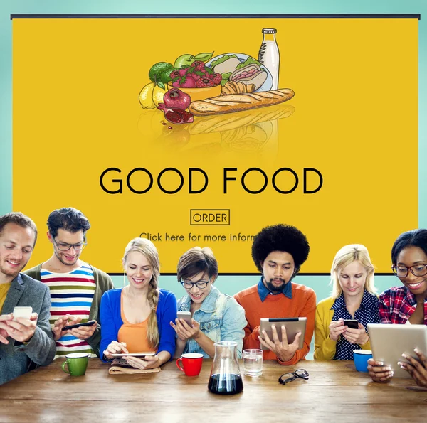 Personer som använder enheter och bra mat koncept — Stockfoto