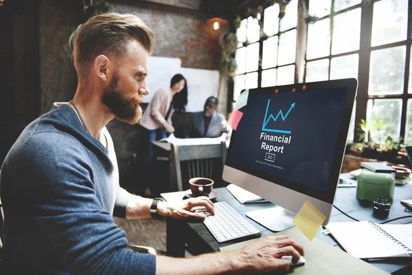 Man aan het werk met de computer in kantoor aan huis — Stockfoto