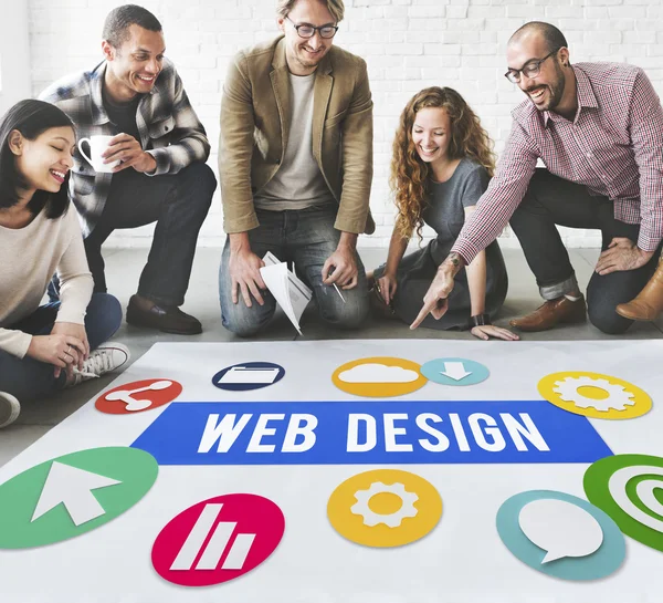 Diseñadores que trabajan con póster y diseño web — Foto de Stock