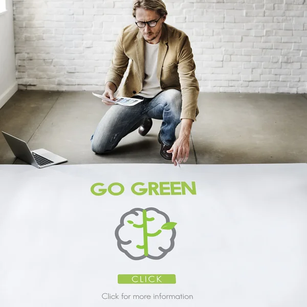 Işadamı ile çalışan yeşil git — Stok fotoğraf