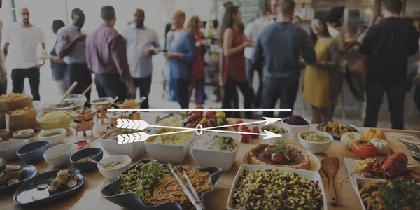 Pessoas comendo comida de recepção — Fotografia de Stock