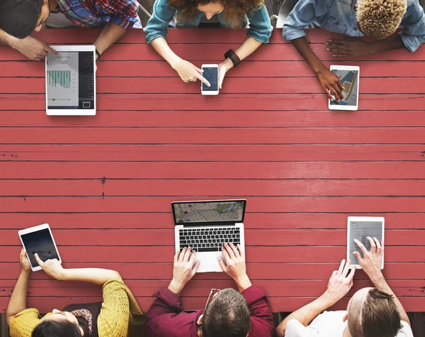 Grupo de pessoas com gadgets digitais — Fotografia de Stock