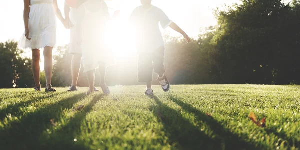 Family outdoors together — Stockfoto