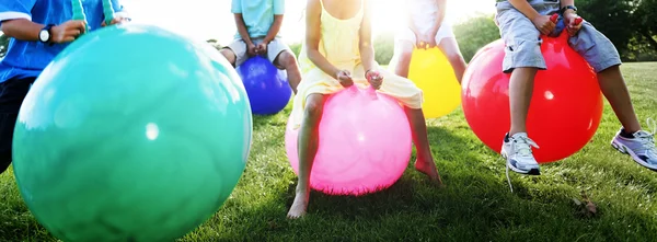 Family outdoors together — Stock Photo, Image