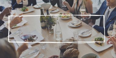 İş adamları ile boş bayrak restoranda