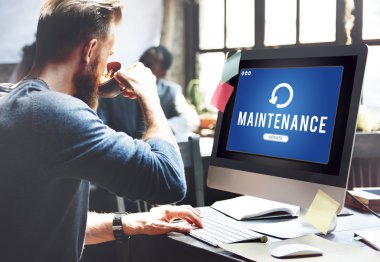 ev ofis bilgisayarı ile çalışan adam