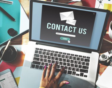 bilgisayar ile çalışan kadın