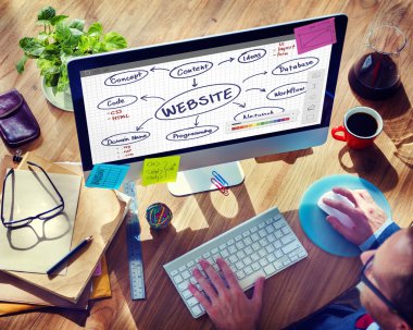 Bilgisayar kullanan adam