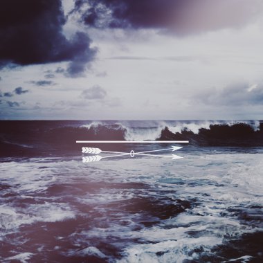 Dalgalar fırtına öncesi ile deniz