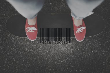 kadının ayak kaykay üzerinde