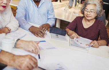 İnsanlar toplantıda beyin fırtınası