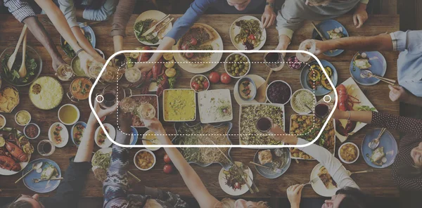Personas y comida con placa — Foto de Stock